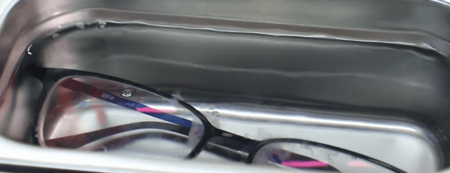 超聲波清洗機正在清洗眼鏡